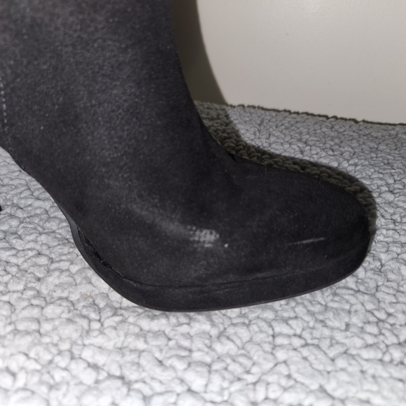 Elegant Black Ankle Boots with Gold Buckle - Picture 6 of 6